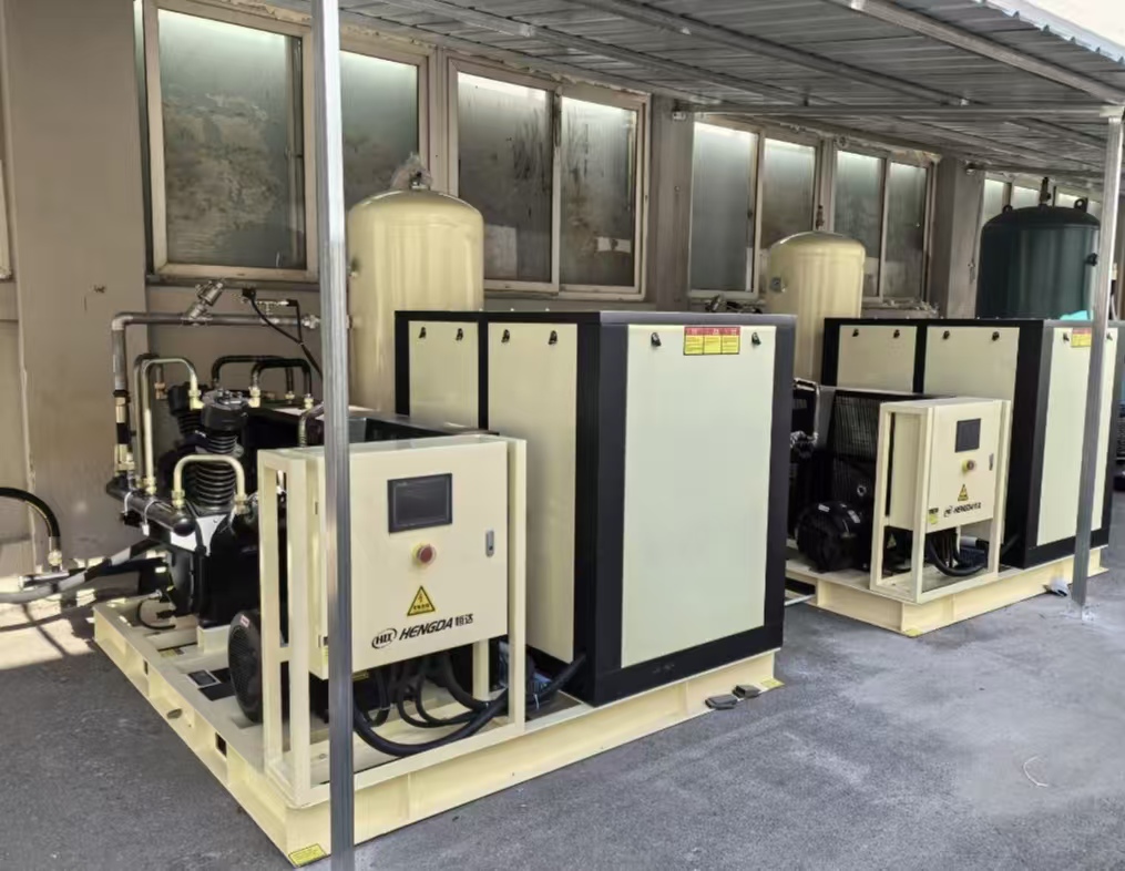 某吹瓶廠采購(gòu)了恒達(dá)螺桿增壓機(jī)